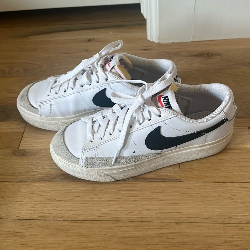 Nike women’s shoes 7.5